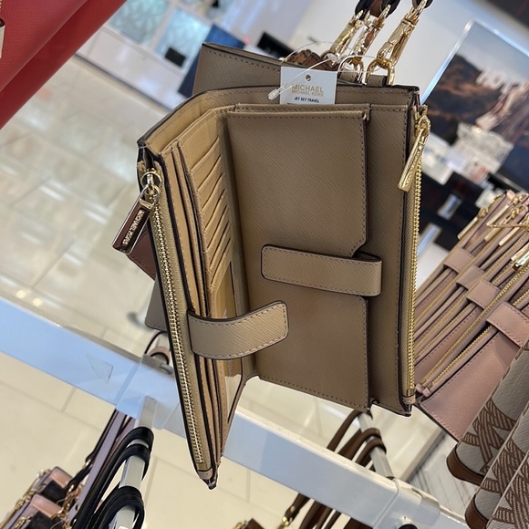 MICHAEL KORS LARGE DOUBLE ZIP WRISTLET WALLET PHONE CASE CLUTCH 
Camel
NWT - Picture 3 of 16